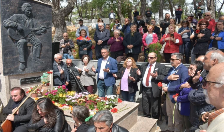 Ali Ekber Çiçek mezarının başında türküler söylenerek anıldı.