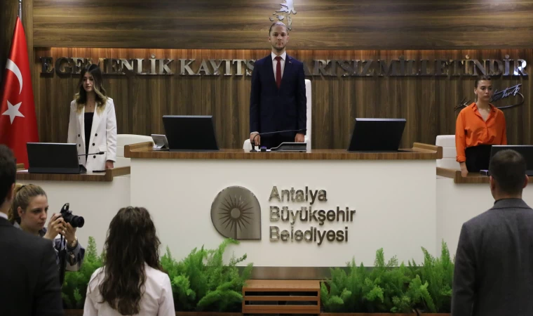 Antalya Büyükşehir Belediyesi Gençlik Meclisi’nde koltuklara çocuklar oturdu