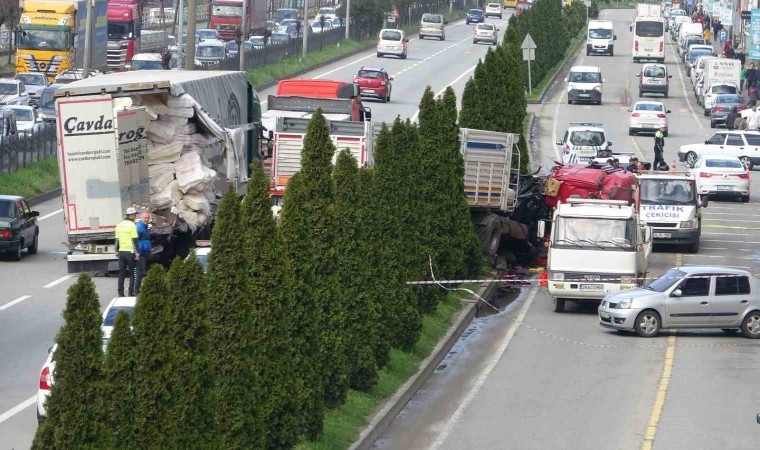 Devrilen kamyon karayolunu kapattı, zincirleme kaza oldu