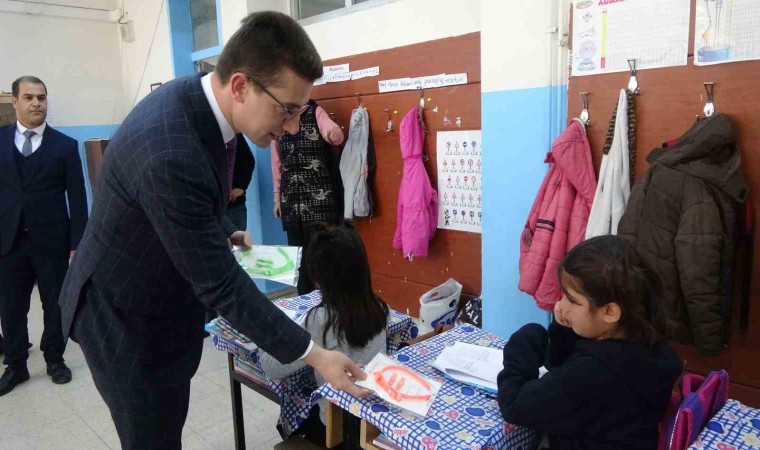 Genç Kaymakamı Kaptanoğlu’ndan öğrencilere bayram hediyesi