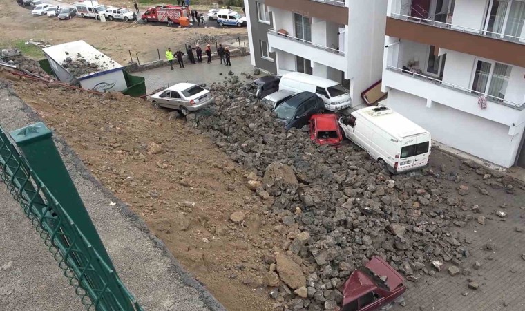 İstinat duvarı yağmurda çöktü, araçlar hurdaya döndü