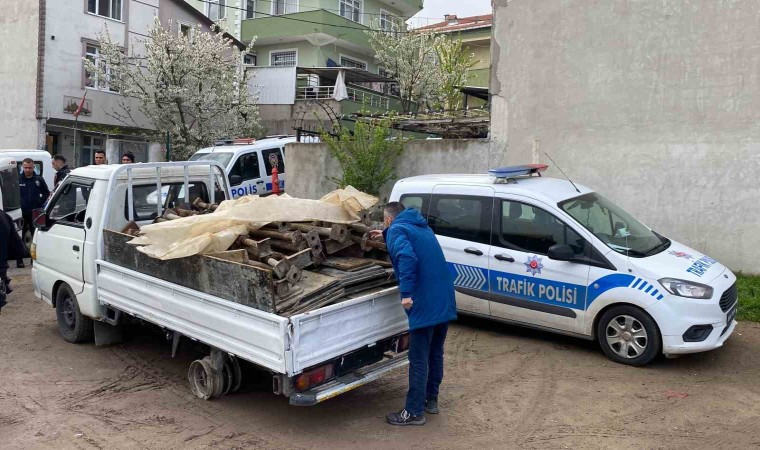 Kamyonet dolusu inşaat malzemesiyle yakayı ele verdiler