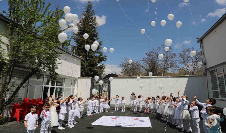 Minik öğrenciler depremde hayatını kaybedenler için gökyüzüne balon bıraktı