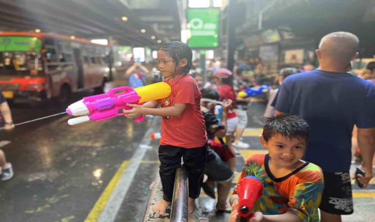 Tayland’da su festivali renkli görüntülerle başladı