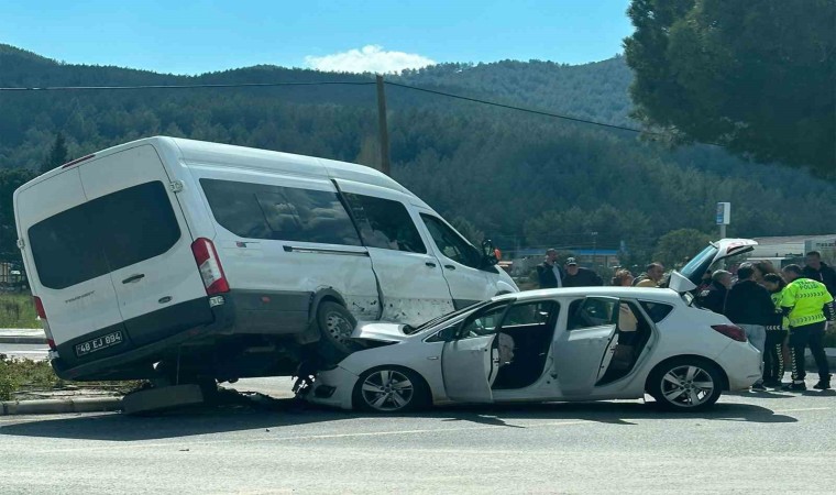 Ula kavşağında ilginç kaza