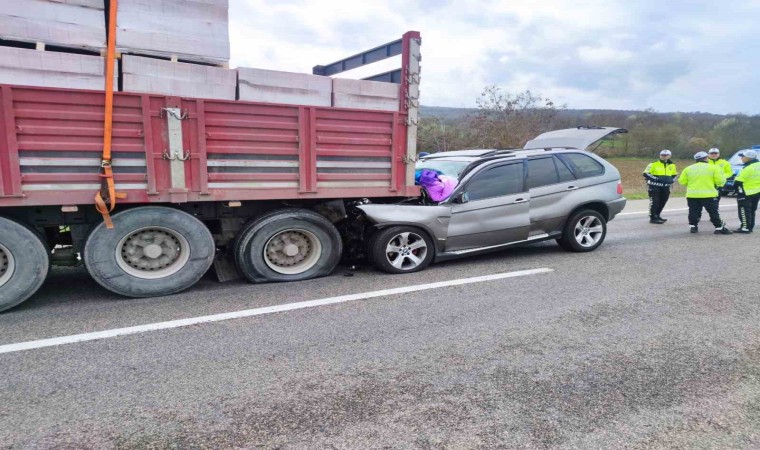 Yabancı plakalı araç, tıra ok gibi saplandı: 1 yaralı