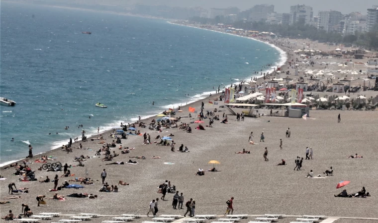 Antalya'da oyunu kullanan denize koştu