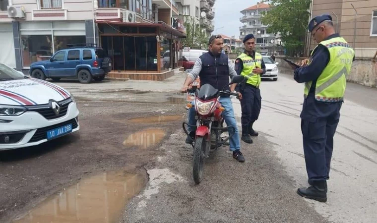 Balıkesir’de Jandarmadan Trafik Kontrolü