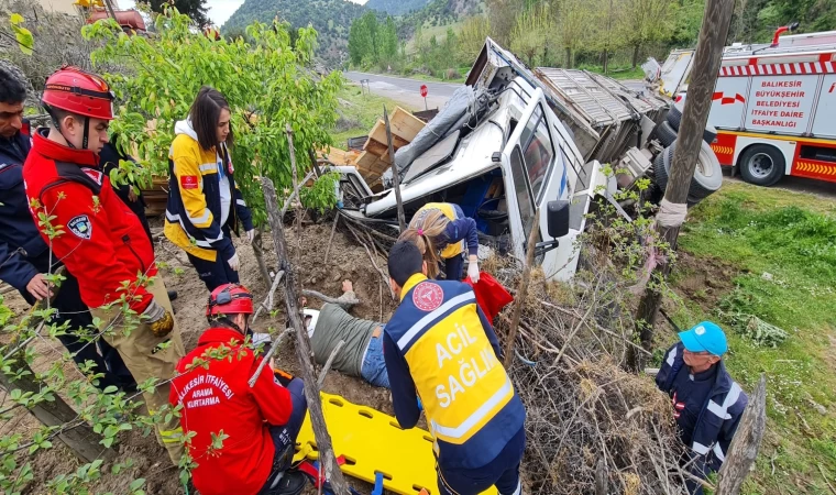 Balıkesir'de kamyon devrildi: 4 yaralı