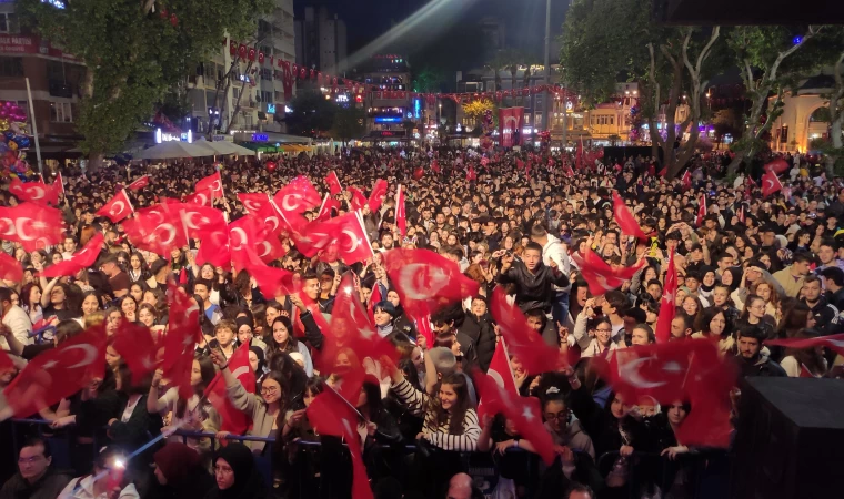 Bandırma'da önce fener alayı sonra konser