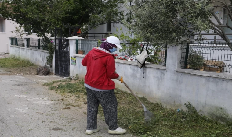 Burhaniye’de temizlik çalışmaları devam ediyor