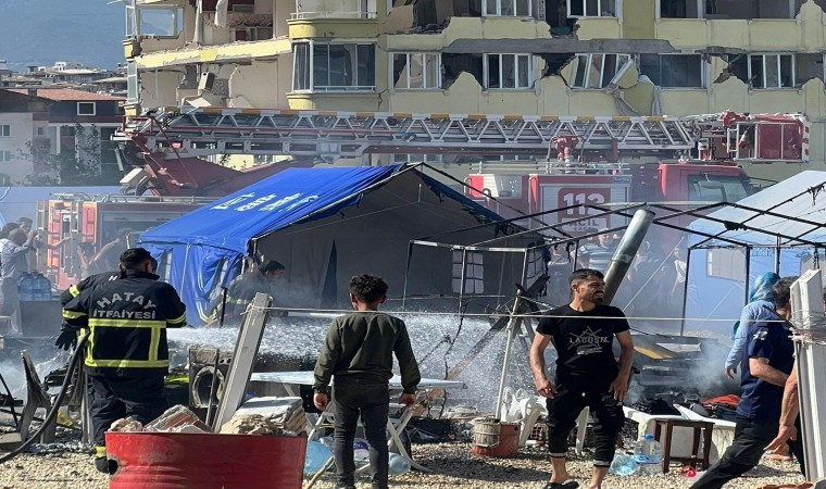 Hatay’da çıkan yangında bazı çadırlar kullanılamaz hale geldi