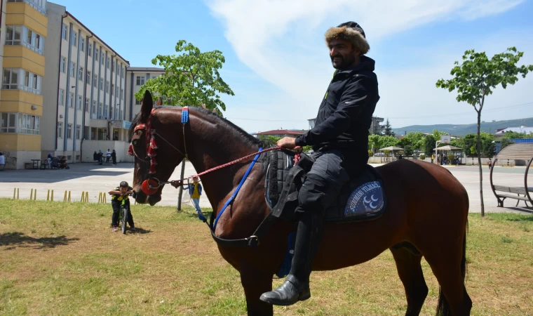 Oy Kullanmaya Atıyla Geldi