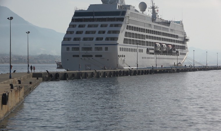 ABD’li Yolcu ve Personel Taşıyan Kruvaziyer Alanya Limanı’na Demirledi