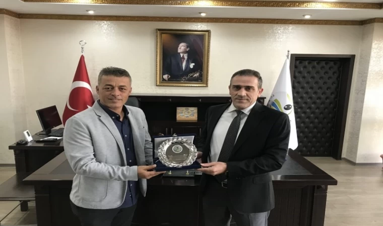 Burhaniye Kaymakamından Emekli Komutana Plaket