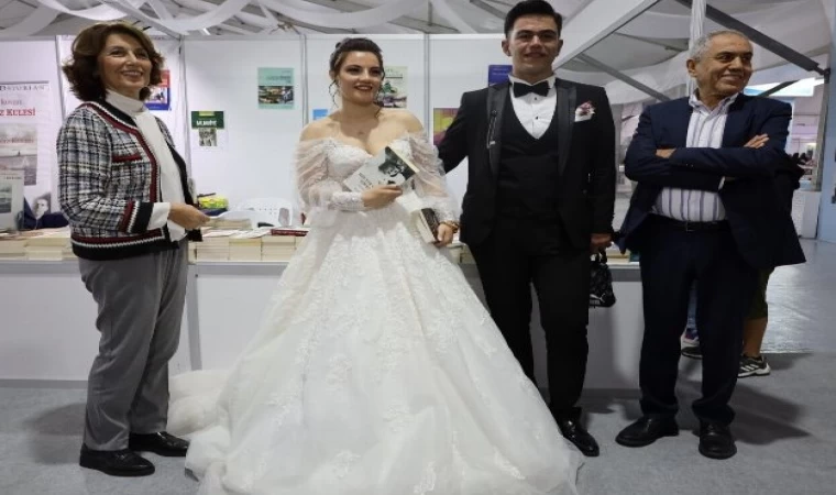 Kitap Fuarı’nda Gelin Damat Sürprizi