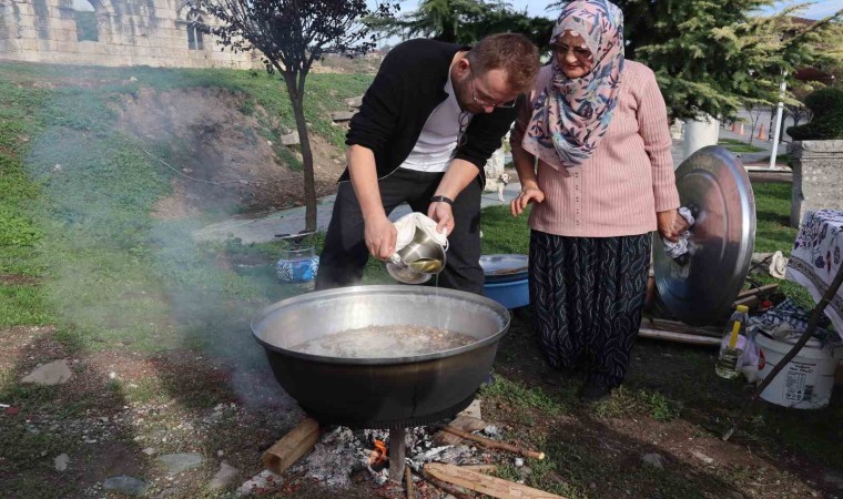 Ömür Akkor Konuralp Pilavı Yaptı