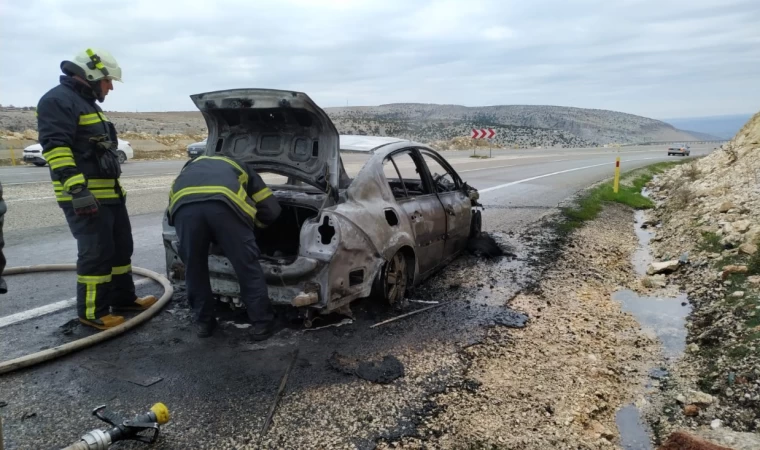 Seyir halindeki otomobil yandı, 5 kişi son anda dışarı çıktı