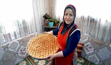 Baklavacı Teyze 15 Yıldır oklavayı elinden düşürmedi