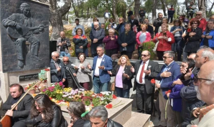 Ali Ekber Çiçek mezarının başında türküler söylenerek anıldı.