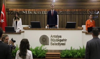 Antalya Büyükşehir Belediyesi Gençlik Meclisi’nde koltuklara çocuklar oturdu