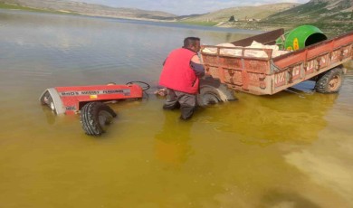 Çiftçi tarlasına gitmek için girdiği gölette mahsur kaldı