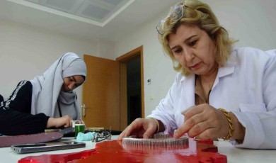 Depremzede kadınlar, el sanatlarıyla depremin izlerini silmeye çalışıyor