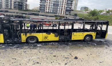 Kartal’da park halindeki İETT otobüsü alev alev yandı