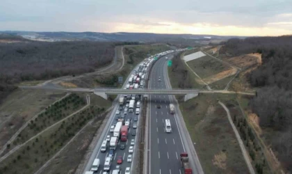 Marmara Otoyolu’nda araçlar yağışta kontak kapattı