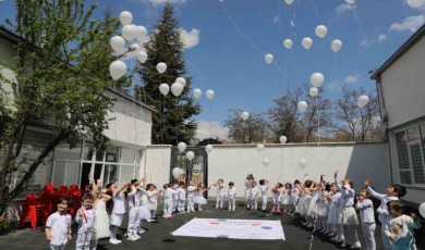 Minik öğrenciler depremde hayatını kaybedenler için gökyüzüne balon bıraktı