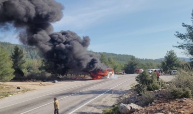 Seyir halindeki yolcu otobüsü alev alev yandı