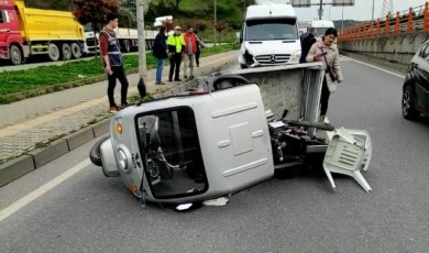 Servis aracının çarptığı mobed yan yattı: 1 yaralı