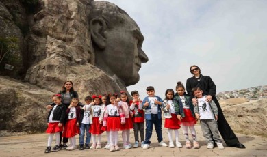 Atatürk fotoğrafları sergisinin minik ziyaretçileri