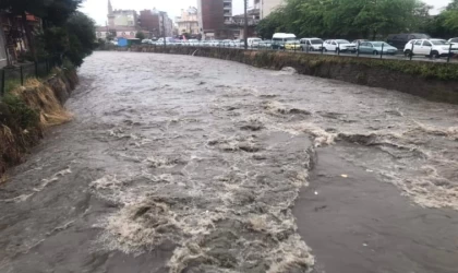 Çay Deresi taşacak seviyeye geldi