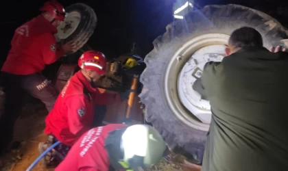 Devrilen aracın altında kalan sürücü yaşamını yitirdi