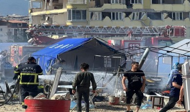 Hatay’da çıkan yangında bazı çadırlar kullanılamaz hale geldi