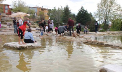 Şifalı kırmızı suya turist akını