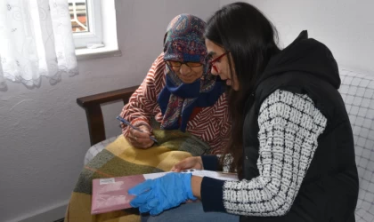 Sındırgı’da gezici sandık, vatandaşı seçime götürüyor 