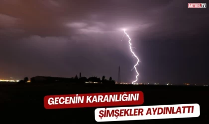 Gecenin karanlığını şimşekler aydınlattı