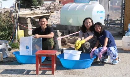 Yabancı Yardımseverler Bulaşığın Başına Geçti