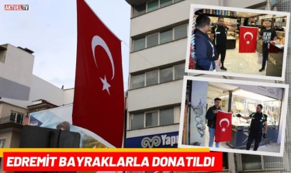 Edremit Bayraklarla Donatıldı