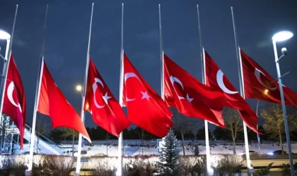 Türkiye'de Bayraklar Yarıya İndi