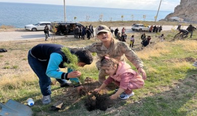 Bin 500 Fidan Toprakla Buluştu