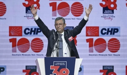 CHP Genel Başkanı Özel: 'Salondan 130 Milletvekilimizle El Ele Omuz Omuza Çıkıyorum'