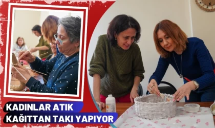 Kadınlar Atık Kağıtlardan Takı Yapıyor