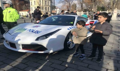 Lüks Araç Sultanahmet’te Sergileniyor