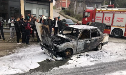 Trabzon’da araç sokak ortasında alev alev yandı